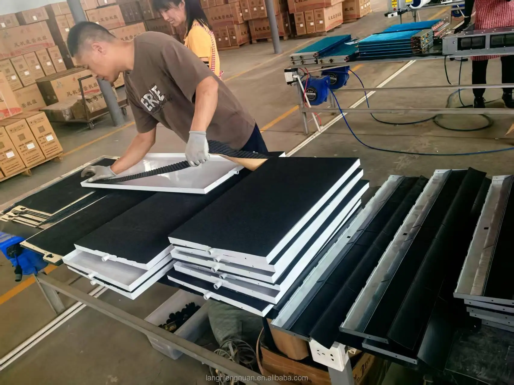 Slim Fan Coil Units for Residential HAVC System Low Noise Inverter Chiller Floor Standing 