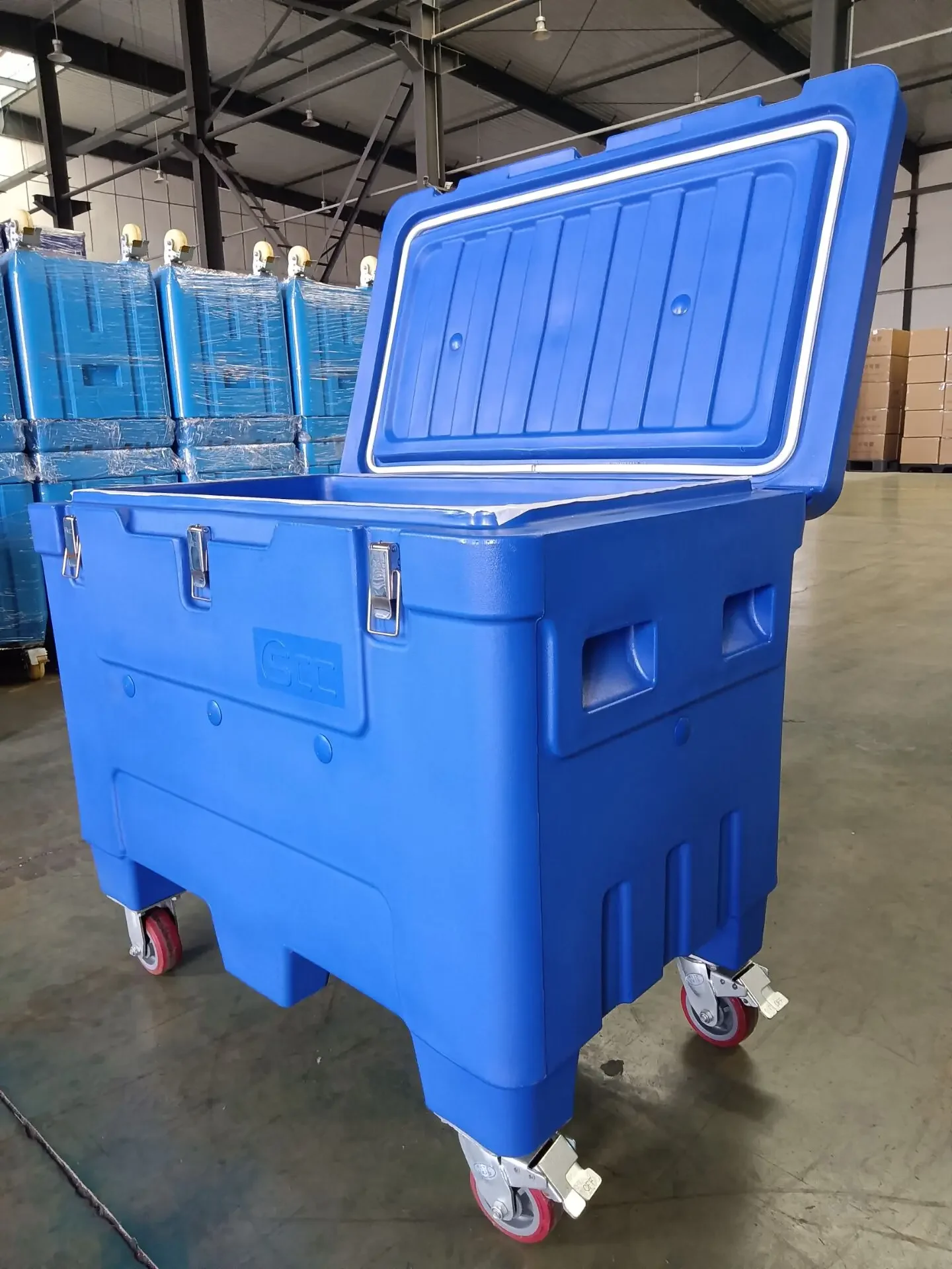 SCC 240L Heavy Duty Insulated Dry Ice Cooler Box With Sealing and Wheels