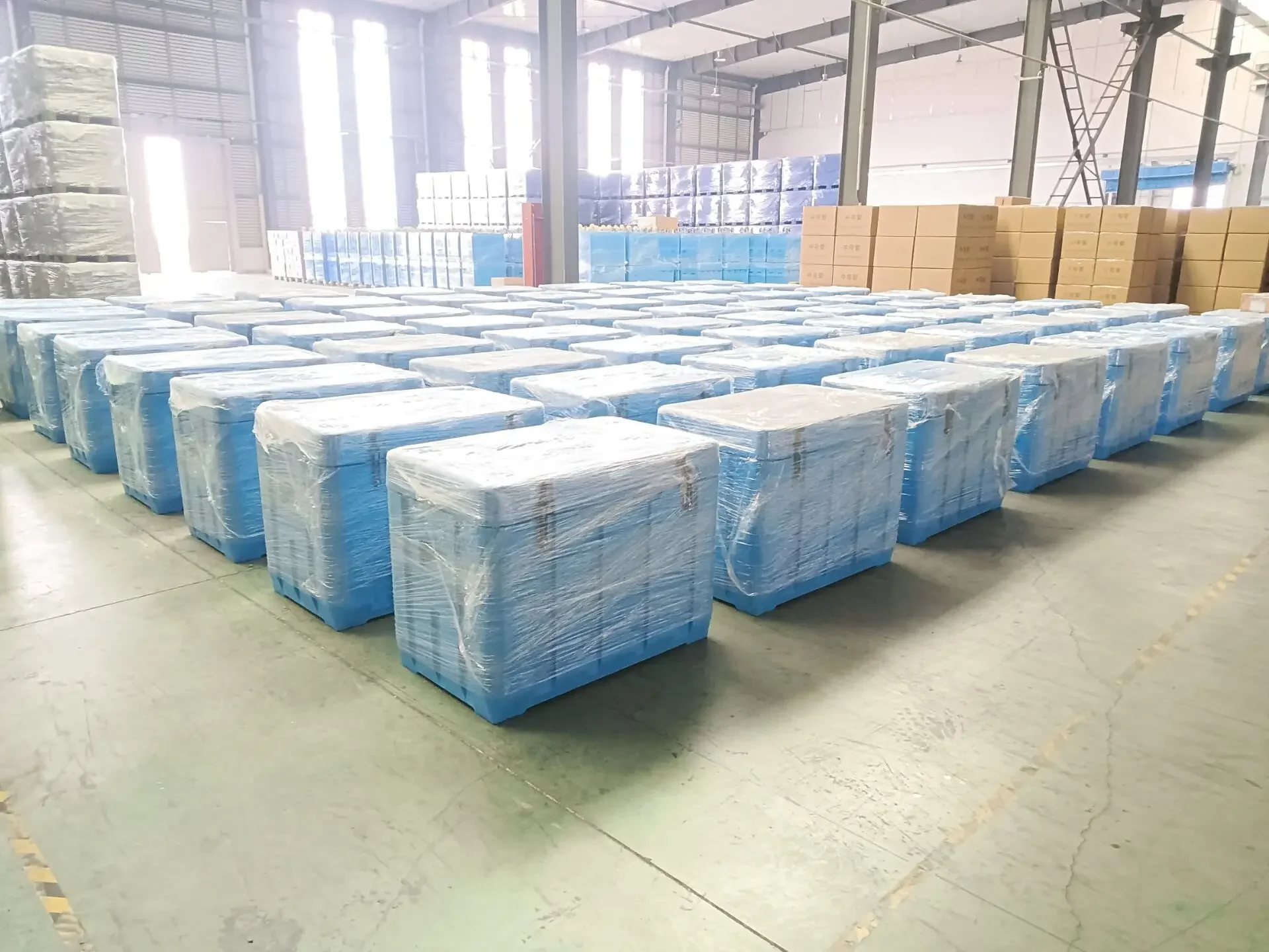 SCC 240L Heavy Duty Insulated Dry Ice Cooler Box With Sealing and Wheels