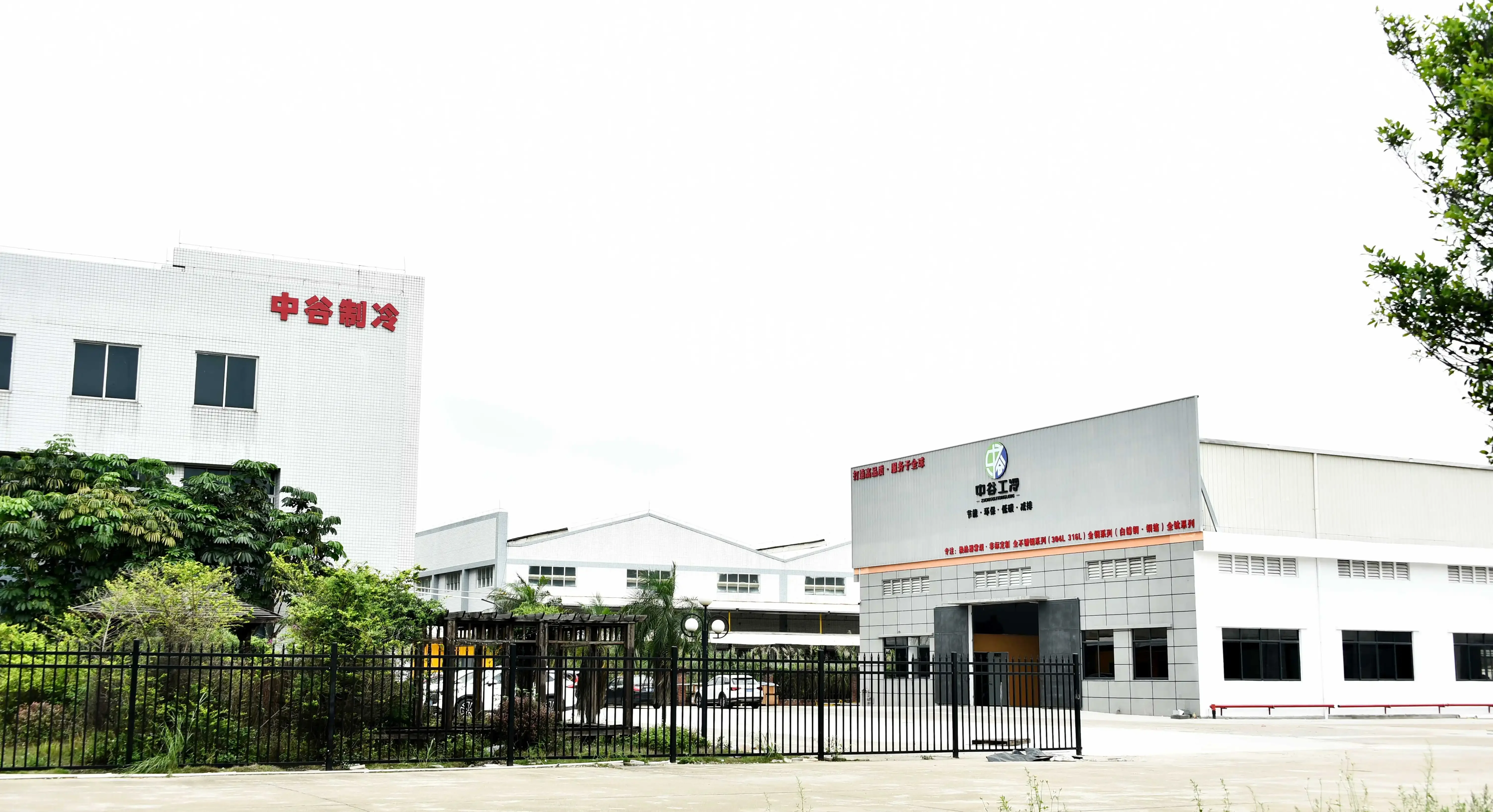 Horizontal Dry Cooler for Rooftop Installation | Compact Coil with Low Noise EC Fans